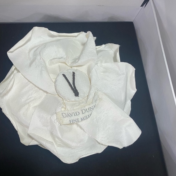 Kleinfeld Bird Cage veil with rhinestones and flower headpiece - Picture 3 of 6